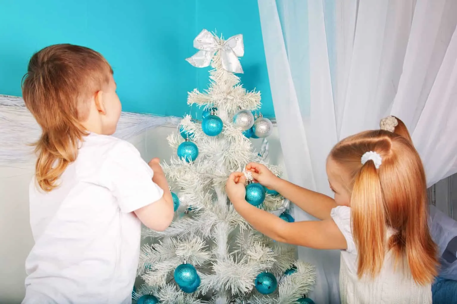 Kids with Christmas tree